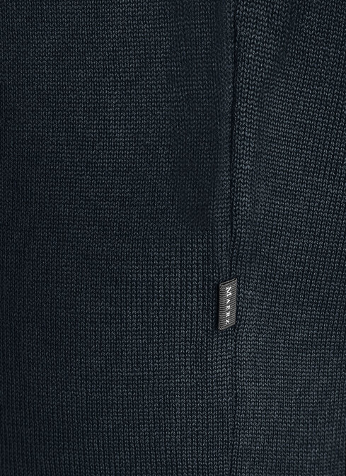 Pullover width=