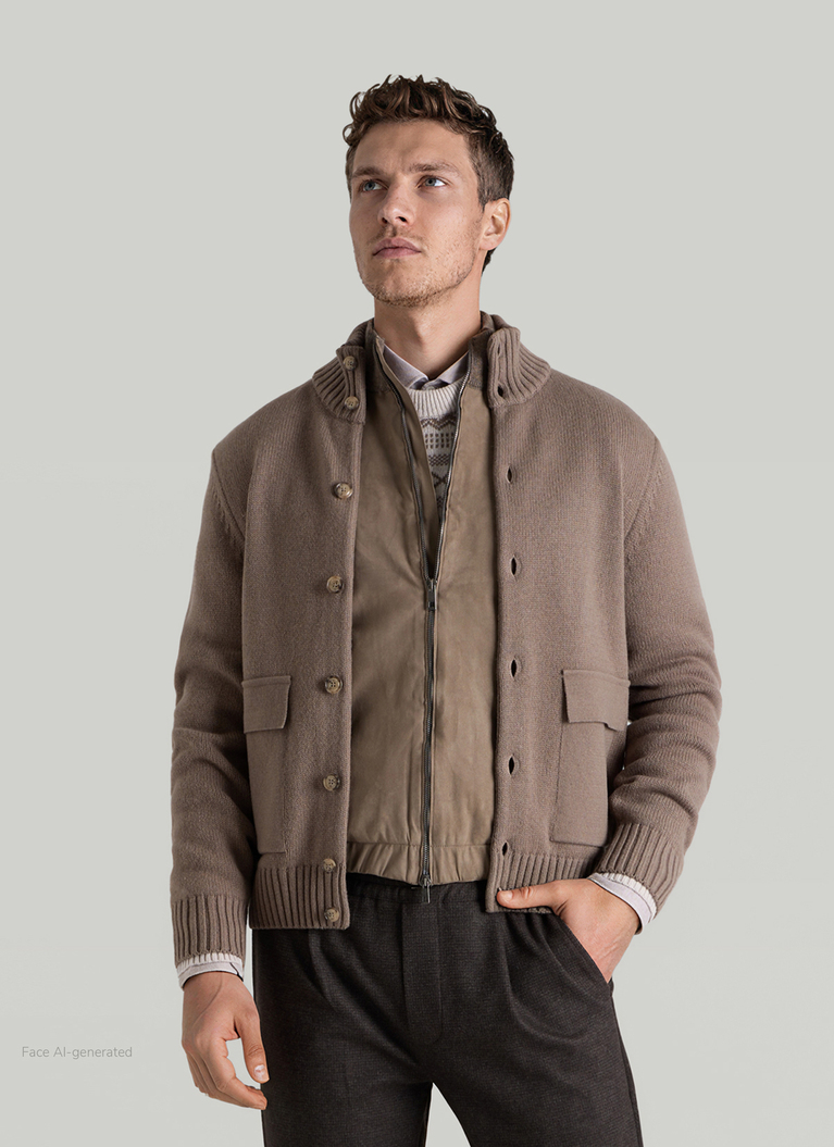 StrickjackeCedar Wood Frontansicht