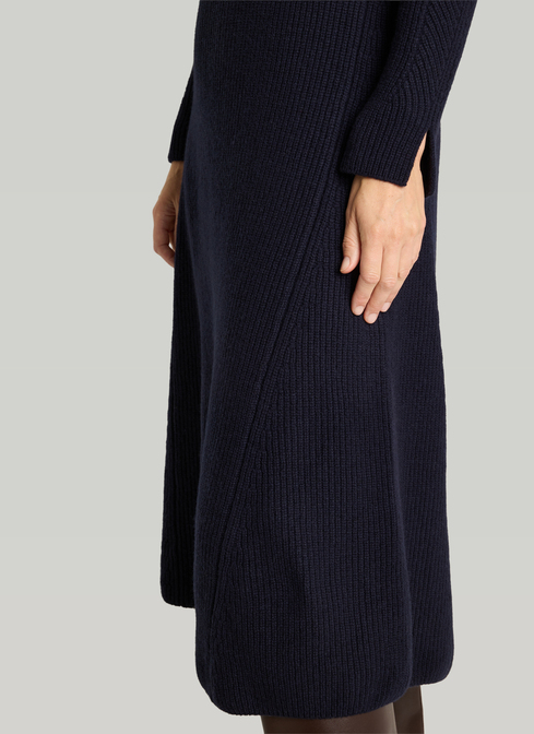Kleid width=
